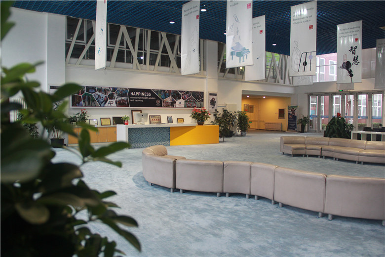 力迈中美国际学校接待大厅